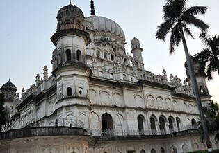 Tourist Places in Ayodhya - Bahu Begum ka Makbara