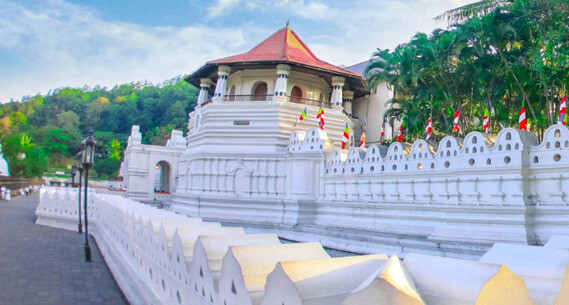 Top Tourist Places in Sri Lanka - Temple of Tooth at Kandy